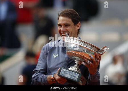 ©Thierry Larret/Maxppp. Tennis - Roland Garros 2019, Internationaux de France de Tennis. Paris le 9 juin 2019. Finale hommes sur le Court Philippe Chatrier. Dominic THIEM (AUT) gegen Rafael NADAL (ESP) Französisch Open Turnier Roland Garros in Paris Frankreich am 9. Juni 2019 Stockfoto