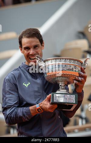 Aurelien Morissard / IP3; Paris, Frankreich le 9 juin 2019 - Rafael Nadal (ESP) affronte Dominic Thiem (AUT) sur le Court Philippe Chatrier en finale de Roland Garros. Rafael Nadal (ESP) gegen Dominic Thiem (AUT) auf dem Platz Philippe Chatrier im Finale des French Open Tennisturniers bei Roland Garros in Paris, Frankreich, 9.. Juni 2019. Stockfoto