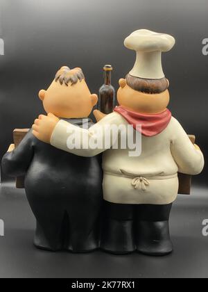 Eine vertikale Aufnahme von alten Porzellanfiguren von zwei Köchen Stockfoto