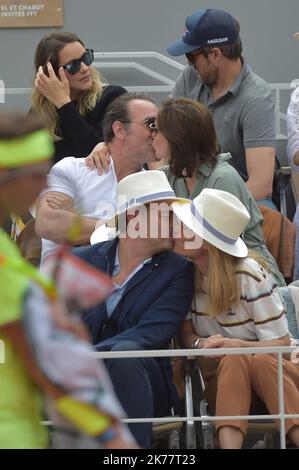 PARIS, FRANKREICH - 09 2019. JUNI Jean Dujardin und Nathalie Pechalat und Clovis Cornillac und seine Frau Lilou Fogli nehmen am 09. Juni 2019 an den French Tennis Open - Day Fifteen in Roland Garros in Paris, Frankreich, Teil. Stockfoto