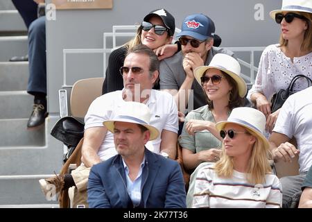 PARIS, FRANKREICH - JUNI 09 Clovis Cornillac, Lilou Fogli, Karin Viard, Jean Dujardin, seine Frau Nathalie Pechalat, Gilles Lellouche, Alizee Guinochet, Caroline de Maigret, Marion Cotillard, Guillaume Canet, Elsa Zylberstein, Calogero und seine Gefährtin Marie Bastide nehmen am 09. Juni 2019 in Paris, Frankreich, am 2019. French Tennis Open - Day Fifteen bei Roland Garros Teil Stockfoto