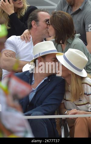 PARIS, FRANKREICH - 09 2019. JUNI Jean Dujardin und Nathalie Pechalat und Clovis Cornillac und seine Frau Lilou Fogli nehmen am 09. Juni 2019 an den French Tennis Open - Day Fifteen in Roland Garros in Paris, Frankreich, Teil. Stockfoto