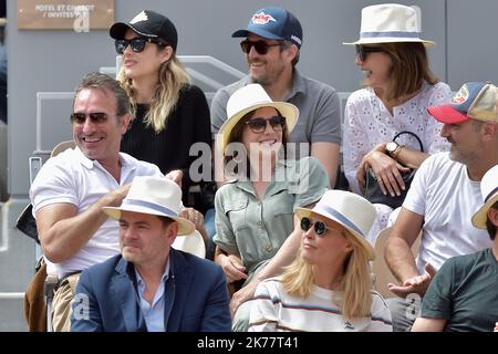 PARIS, FRANKREICH - JUNI 09 Clovis Cornillac, Lilou Fogli, Karin Viard, Jean Dujardin, seine Frau Nathalie Pechalat, Gilles Lellouche, Alizee Guinochet, Caroline de Maigret, Marion Cotillard, Guillaume Canet, Elsa Zylberstein, Calogero und seine Gefährtin Marie Bastide nehmen am 09. Juni 2019 in Paris, Frankreich, am 2019. French Tennis Open - Day Fifteen bei Roland Garros Teil Stockfoto