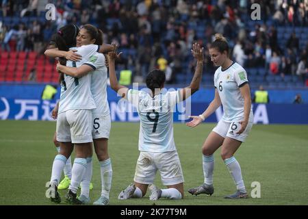 ©ERIC BALEDENT/MAXPPP - Konzert - Equipe d'Argentine féminine vs Equipe du Japon féminine - 10/06/2019 2019, Phasenfinale - (c) 2019 Baledent/MaxPPP Florencia Soledad 'Sole' Jaimes (Argentine, attaquante, Club : Olympique Lyonnais) Aldana Cometti (Argentine, défenseure, Club : Sevilla) 2019/06/10. Frauenfußballspiel Argentinien gegen Japan Stockfoto