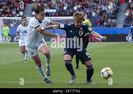 ©ERIC BALEDENT/MAXPPP - Konzert - Equipe d'Argentine féminine vs Equipe du Japon féminine - 10/06/2019 2019, Phasenfinale - (c) 2019 Baledent/MaxPPP Aldana Cometti (Argentine, défenseure, Club : Sevilla) Yuika Sugasawa (Japon, attaquante, Club : Urawa Red Diamonds) 2019/06/10. Frauenfußballspiel Argentinien gegen Japan Stockfoto