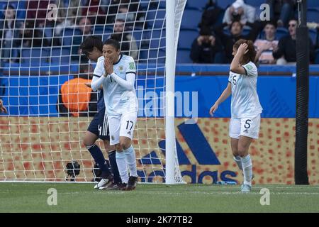 ©ERIC BALEDENT/MAXPPP - Konzert - Equipe d'Argentine féminine vs Equipe du Japon féminine - 10/06/2019 2019, Phasenfinale - (c) 2019 Baledent/MaxPPP Saki Kumagai (Japon, défenseure, Olympique Lyonnais) Maria Belén Potassa (Argentine, attaquante, Club : UAI Urquiza) Vanesa Santana (argentinischer Club, Milieu, Logroño) 2019/06/10. Frauenfußballspiel Argentinien gegen Japan Stockfoto