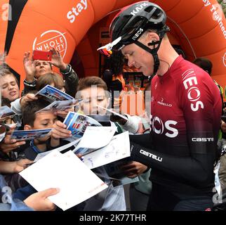 Chris Froome vom Team Ineos unterzeichnet Autogramme vor der dritten Etappe des Criterium du Dauphine zwischen Le Puy en Velay und Riom am Dienstag, den 11. Juni 2019. Stockfoto