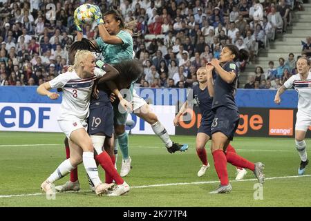 ©ERIC BALEDENT/MAXPPP - Coupe du Monde - Equipe de France féminine vs Equipe de Norvège féminine - 12/06/2019 2019, Phase Finale - (c) 2019 Baledent/MaxPPP Maria Thorisdottir (Norvège, Club : Chelsea Ladies Football Club) Griedge Yinda Colette Mbock Bathy Nka (Frankreich, défenseure, Club : Olympique Lyonnais) Wendie Thérèse Renard (Frankreich, défenseure, Club : Olympique Lyonnais) Sarah Bouhaddi (Frankreich, gardienne de but, Club : Olympique Lyonnais) Marion Véronique Torrent (Frankreich, défenseure, Club : Montpellier Hérault Sporting Club) Valérie Marie Kristelle Gauvin (Frankreich, attaquante, Club : Montp Stockfoto