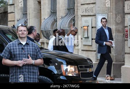 Der ehemalige US-Präsident Barack Obama und seine Familie machen Urlaub in Südfrankreich. Ihre imposante Karawane mit vielen Autos befindet sich in der Nähe des Papstpalastes in Avignon Stockfoto