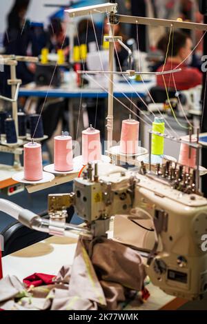 Mehrere Spulen Baumwolle Garn auf Nähmaschine, Bekleidungsherstellung, Industriekonzept Stockfoto