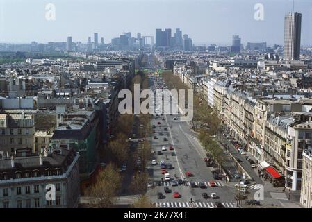 Die französische Stadt wird den Autoverkehr entlang der Champs Elysees und neun weiteren Strecken am ersten Sonntag eines jeden Monats verbieten, was zu den bereits im Rahmen der Kampagne „Paris atmet“ angekündigten 13 Gebieten hinzukommt Stockfoto