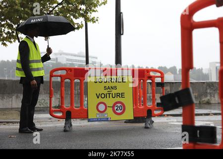 Die französische Stadt wird den Autoverkehr entlang der Champs Elysees und neun weiteren Strecken am ersten Sonntag eines jeden Monats verbieten, was zu den bereits im Rahmen der Kampagne „Paris atmet“ angekündigten 13 Gebieten hinzukommt Stockfoto