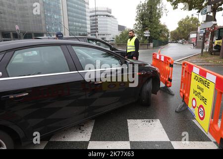 Die französische Stadt wird den Autoverkehr entlang der Champs Elysees und neun weiteren Strecken am ersten Sonntag eines jeden Monats verbieten, was zu den bereits im Rahmen der Kampagne „Paris atmet“ angekündigten 13 Gebieten hinzukommt Stockfoto