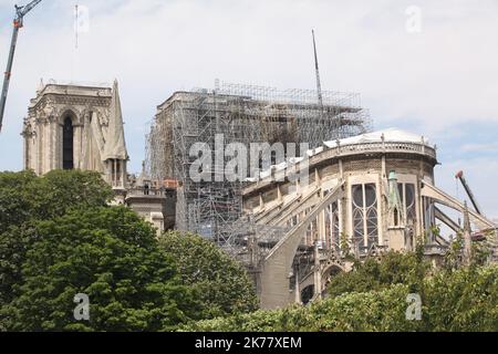 Mehr als zwei Monate nach dem Brand der Kathedrale von Notre Dame am 15. April 2019 sind die Konsolidierungsarbeiten noch im Gange. Stockfoto