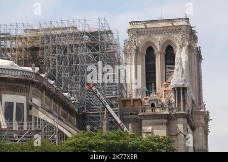 Mehr als zwei Monate nach dem Brand der Kathedrale von Notre Dame am 15. April 2019 sind die Konsolidierungsarbeiten noch im Gange. Stockfoto