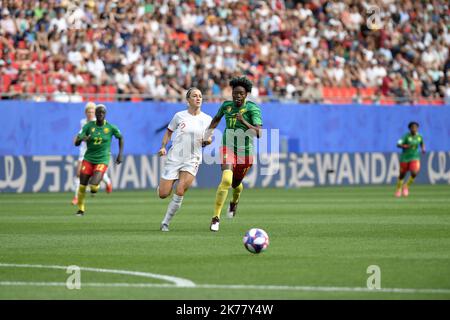 Englands Lucy Bronze (links) und Kameruns Gaelle Enganamouit (rechts) Stockfoto