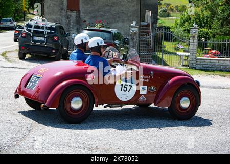 URBINO - ITALIEN - JUN 16 - 2022 : FIAT 500 SPORT 1949 auf einem alten Rennwagen bei der Rallye Mille Miglia 2022 das berühmte historische Rennen italiens Stockfoto