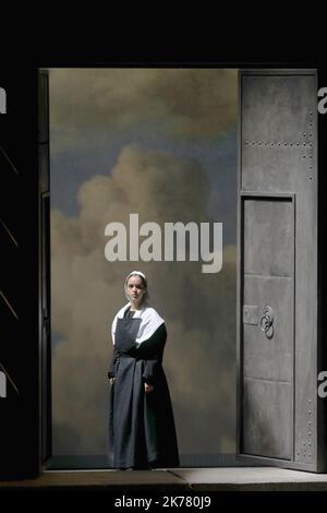 Lourdes, Südwestfrankreich, juli 1. 2019 - Musical über Bernadette Soubirous. Bernadette Soubirous (1844 – 1879), auch bekannt als Bernadette von Lourdes, war die Erstgeborene Tochter eines Müllers aus Lourdes im Departement Hautes-Pyrénées in Frankreich, Und ist vor allem bekannt für die Marienerscheinungen einer „jungen Dame“, die darum bat, eine Kapelle in der nahegelegenen Höhlengrotte von Massabielle zu errichten. Diese Erscheinungen sollen zwischen dem 11. Februar und dem 16. Juli 1858 stattgefunden haben, und die Dame, die ihr erschien, identifizierte sich als die Unbefleckte Empfängnis. Stockfoto