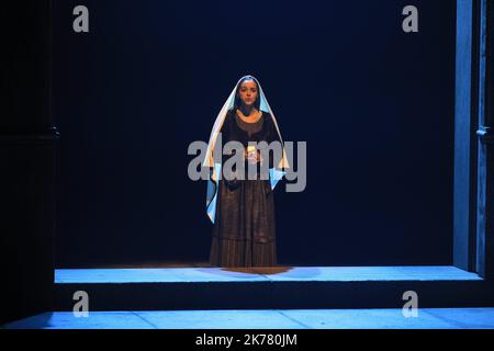 Lourdes, Südwestfrankreich, juli 1. 2019 - Musical über Bernadette Soubirous. Bernadette Soubirous (1844 – 1879), auch bekannt als Bernadette von Lourdes, war die Erstgeborene Tochter eines Müllers aus Lourdes im Departement Hautes-Pyrénées in Frankreich, Und ist vor allem bekannt für die Marienerscheinungen einer „jungen Dame“, die darum bat, eine Kapelle in der nahegelegenen Höhlengrotte von Massabielle zu errichten. Diese Erscheinungen sollen zwischen dem 11. Februar und dem 16. Juli 1858 stattgefunden haben, und die Dame, die ihr erschien, identifizierte sich als die Unbefleckte Empfängnis. Stockfoto