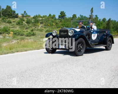 URBINO - ITALIEN - JUN 16 - 2022 : FIAT 520 1929 auf einem alten Rennwagen in der Rallye Mille Miglia 2022 das berühmte historische Rennen italiens Stockfoto