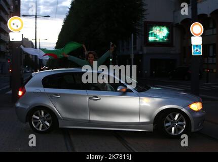 Die algerischen Fans feiern in Saint-Etienne, in der Nähe von Lyon in Frankreich, nach dem Sieg ihrer Mannschaft während des Viertelfinalspiels des Africa Cup of Nations (CAN) 2019 zwischen der Elfenbeinküste und Algerien am 11. Juli 2019. â© Pierre Teyssot/Maxppp Stockfoto