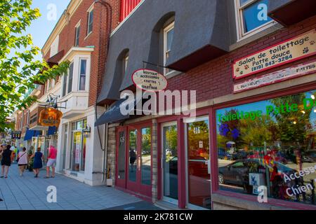 Historische Geschäftsgebäude in der Rue Principale O Street in der Innenstadt von Magog, Quebec QC, Kanada. Stockfoto