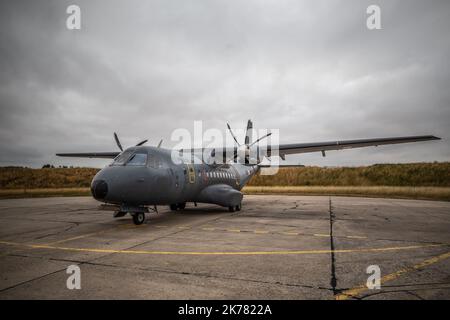 Der Airbus CN-235, CASA Nurse, der am 14. Juli an der Parade teilnimmt, wird auf dem 105. Airbase Evreux geparkt. Stockfoto