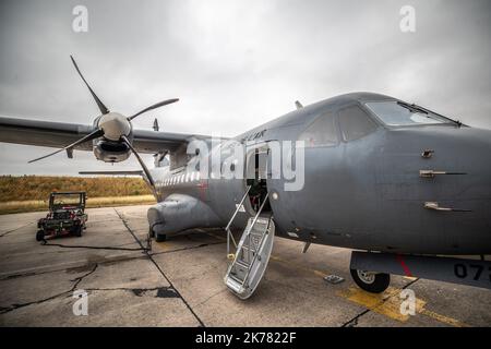 Der Airbus CN-235, CASA Nurse, der am 14. Juli an der Parade teilnimmt, wird auf dem 105. Airbase Evreux geparkt. Stockfoto