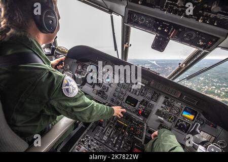 Die CASA Nurse fliegt mit dem Falken der französischen Armee, die strategische Evakuierungsmissionen durchführt. Stockfoto