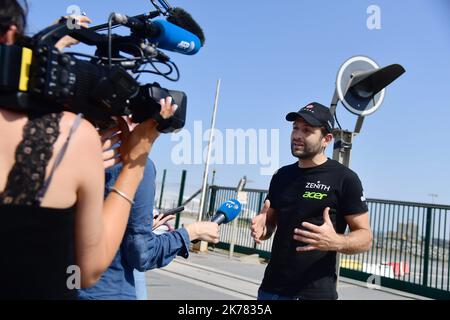 Der französische Erfinder Franky Zapata hat seinen Versuch, den Ärmelkanal auf seinem Jet-powered Hoverboard zu überqueren, gescheitert, nachdem er eine Landeplattform auf einem Boot verpasst hatte, auf dem er tanken sollte Stockfoto