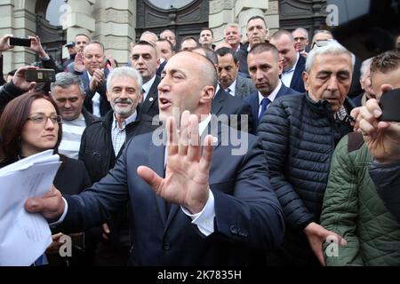 Der ehemalige Premierminister des Kosovo, Ramush Haradinaj (R), ruft seine Anhänger auf, als er am 27. April 2017 nach dem Ergebnis seiner Auslieferungsverhandlung das Gericht in Colmar, Ostfrankreich, verlässt. Ein französisches Gericht lehnte am Donnerstag einen Antrag Serbiens auf Auslieferung des ehemaligen Kosovo-Ministerpräsidenten Ramush Haradinaj ab, den Belgrad der Begehung von Kriegsverbrechen im Juni 1999 beschuldigt. Haradinaj, 48, wurde am 4. Januar von der französischen Polizei verhaftet, als er auf den französisch-schweizerischen Flughafen Basel-Mulhouse flog, aber er kann nach der Entscheidung des Gerichts in Colmar, Ostfrankreich, am Donnerstag nach Hause zurückkehren Stockfoto