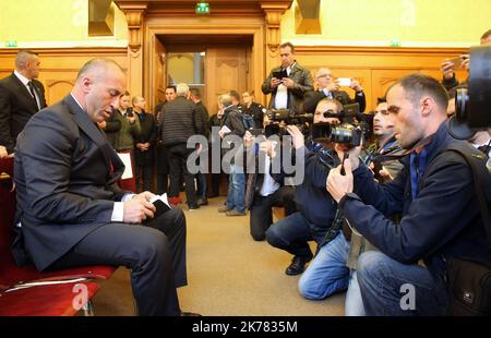 Der ehemalige Premierminister des Kosovo, Ramush Haradinaj (R), ruft seine Anhänger auf, als er am 27. April 2017 nach dem Ergebnis seiner Auslieferungsverhandlung das Gericht in Colmar, Ostfrankreich, verlässt. Ein französisches Gericht lehnte am Donnerstag einen Antrag Serbiens auf Auslieferung des ehemaligen Kosovo-Ministerpräsidenten Ramush Haradinaj ab, den Belgrad der Begehung von Kriegsverbrechen im Juni 1999 beschuldigt. Haradinaj, 48, wurde am 4. Januar von der französischen Polizei verhaftet, als er auf den französisch-schweizerischen Flughafen Basel-Mulhouse flog, aber er kann nach der Entscheidung des Gerichts in Colmar, Ostfrankreich, am Donnerstag nach Hause zurückkehren. Stockfoto