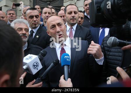 Der ehemalige Premierminister des Kosovo, Ramush Haradinaj (R), ruft seine Anhänger auf, als er am 27. April 2017 nach dem Ergebnis seiner Auslieferungsverhandlung das Gericht in Colmar, Ostfrankreich, verlässt. Ein französisches Gericht lehnte am Donnerstag einen Antrag Serbiens auf Auslieferung des ehemaligen Kosovo-Ministerpräsidenten Ramush Haradinaj ab, den Belgrad der Begehung von Kriegsverbrechen im Juni 1999 beschuldigt. Haradinaj, 48, wurde am 4. Januar von der französischen Polizei verhaftet, als er auf den französisch-schweizerischen Flughafen Basel-Mulhouse flog, aber er kann nach der Entscheidung des Gerichts in Colmar, Ostfrankreich, am Donnerstag nach Hause zurückkehren Stockfoto