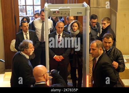 Der ehemalige Premierminister des Kosovo, Ramush Haradinaj (R), ruft seine Anhänger auf, als er am 27. April 2017 nach dem Ergebnis seiner Auslieferungsverhandlung das Gericht in Colmar, Ostfrankreich, verlässt. Ein französisches Gericht lehnte am Donnerstag einen Antrag Serbiens auf Auslieferung des ehemaligen Kosovo-Ministerpräsidenten Ramush Haradinaj ab, den Belgrad der Begehung von Kriegsverbrechen im Juni 1999 beschuldigt. Haradinaj, 48, wurde am 4. Januar von der französischen Polizei verhaftet, als er auf den französisch-schweizerischen Flughafen Basel-Mulhouse flog, aber er kann nach der Entscheidung des Gerichts in Colmar, Ostfrankreich, am Donnerstag nach Hause zurückkehren Stockfoto