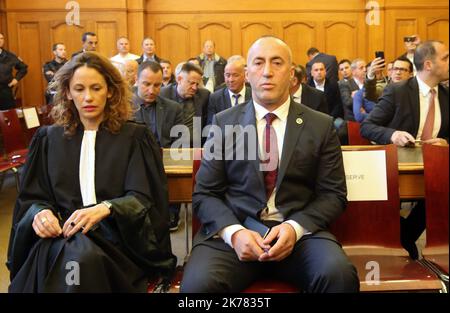 Der ehemalige Premierminister des Kosovo, Ramush Haradinaj (R), ruft seine Anhänger auf, als er am 27. April 2017 nach dem Ergebnis seiner Auslieferungsverhandlung das Gericht in Colmar, Ostfrankreich, verlässt. Ein französisches Gericht lehnte am Donnerstag einen Antrag Serbiens auf Auslieferung des ehemaligen Kosovo-Ministerpräsidenten Ramush Haradinaj ab, den Belgrad der Begehung von Kriegsverbrechen im Juni 1999 beschuldigt. Haradinaj, 48, wurde am 4. Januar von der französischen Polizei verhaftet, als er auf den französisch-schweizerischen Flughafen Basel-Mulhouse flog, aber er kann nach der Entscheidung des Gerichts in Colmar, Ostfrankreich, am Donnerstag nach Hause zurückkehren. Stockfoto