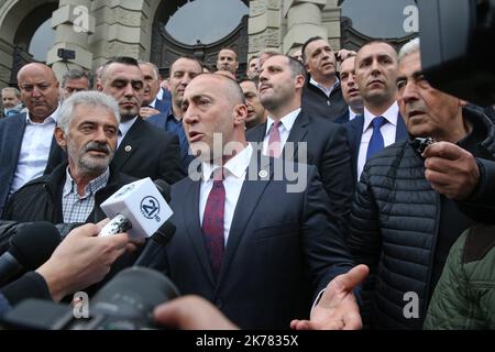 Der ehemalige Premierminister des Kosovo, Ramush Haradinaj (R), ruft seine Anhänger auf, als er am 27. April 2017 nach dem Ergebnis seiner Auslieferungsverhandlung das Gericht in Colmar, Ostfrankreich, verlässt. Ein französisches Gericht lehnte am Donnerstag einen Antrag Serbiens auf Auslieferung des ehemaligen Kosovo-Ministerpräsidenten Ramush Haradinaj ab, den Belgrad der Begehung von Kriegsverbrechen im Juni 1999 beschuldigt. Haradinaj, 48, wurde am 4. Januar von der französischen Polizei verhaftet, als er auf den französisch-schweizerischen Flughafen Basel-Mulhouse flog, aber er kann nach der Entscheidung des Gerichts in Colmar, Ostfrankreich, am Donnerstag nach Hause zurückkehren. Stockfoto