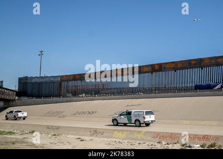 Border Patrol Trucks fahren über die Grenze Mexikos zu den Vereinigten Staaten, um Migranten zu stoppen, die versuchen zu überqueren Stockfoto