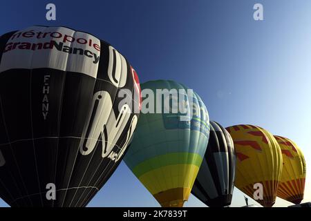 Hunderte von Heißluftballons fliegen während des internationalen Heißluftballontreffens „Grand-Est Mondial Air Ballons“ in Hageville über den Luftwaffenstützpunkt Chambley-Bussieres im Nordosten Frankreichs. Stockfoto