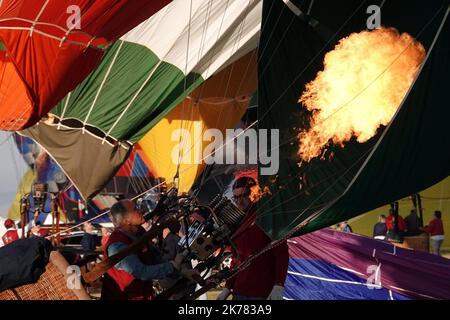 Hunderte von Heißluftballons fliegen während des internationalen Heißluftballontreffens „Grand-Est Mondial Air Ballons“ in Hageville über den Luftwaffenstützpunkt Chambley-Bussieres im Nordosten Frankreichs. Stockfoto