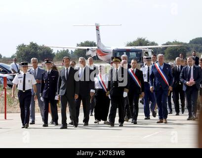 ©PHOTOPQR/LA PROVENCE/Valerie Suau ; Garons ; 06/08/2019 ; CEREMONIE HOMMAGE FRANCK CHESNEAU a la base Nimes Garons Arrivee de Christophe Castaner Ministre de l'Interieur et les prefets de Region et du Gard Zeremonie in Nimes am August 6, 2019 in Tribut to Franck Chesneau , Der Pilot eines Feuerwehrflugzeugs der Securite Civile Tracker, der nach dem Absturz am 2. August starb *** Ortsüberschrift *** Stockfoto