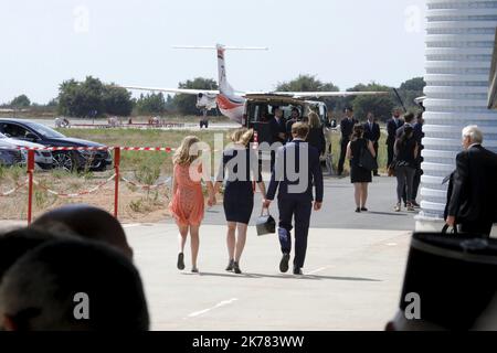 ©PHOTOPQR/LA PROVENCE/Valerie Suau ; Garons ; 06/08/2019 ; CEREMONIE HOMMAGE FRANCK CHESNEAU a la base Nimes Garons en Presence de Christophe Castaner Ministre de l'Interieur Ici, la femme et les 2 enfants de Franck CESNEAU apres la ceremonie ACHTUNG NOUS AVONS EU POUR CONSIGNE DE NE PAS PHOTOGRAPHHIER LA FAMILLE A VOUS DE VOIR ET DONC NE PAS SIGNER LA PHOTOS SI NON je VAIS EN PRISON CETTE FOIS Ceremony in Nimes am 6. August, 2019 zu Ehren von Franck Cesneau, dem Piloten eines Feuerwehrflugzeugs der Securite Civile Tracker, der nach dem Absturz am 2. August verstarb *** Ortsüberschrift *** Stockfoto