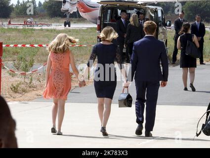 ©PHOTOPQR/LA PROVENCE/Valerie Suau ; Garons ; 06/08/2019 ; CEREMONIE HOMMAGE FRANCK CHESNEAU a la base Nimes Garons en Presence de Christophe Castaner Ministre de l'Interieur Ici, la femme et les 2 enfants de Franck CESNEAU apres la ceremonie ACHTUNG NOUS AVONS EU POUR CONSIGNE DE NE PAS PHOTOGRAPHHIER LA FAMILLE A VOUS DE VOIR ET DONC NE PAS SIGNER LA PHOTOS SI NON je VAIS EN PRISON CETTE FOIS Ceremony in Nimes am 6. August, 2019 zu Ehren von Franck Cesneau, dem Piloten eines Feuerwehrflugzeugs der Securite Civile Tracker, der nach dem Absturz am 2. August verstarb *** Ortsüberschrift *** Stockfoto