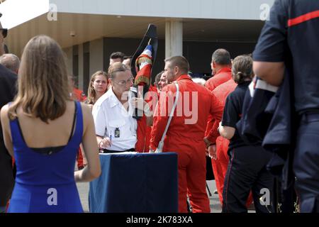 ©PHOTOPQR/LA PROVENCE/Valerie Suau ; Garons ; 06/08/2019 ; CEREMONIE HOMMAGE FRANCK CHESNEAU a la base Nimes Garons en Presence de Christophe Castaner Ministre de l'Interieur Unterschrift du livre Zeremonie in Nimes auf August 6 , 2019 in Tribut to Franck Chesneau , Der Pilot eines Feuerwehrflugzeugs der Securite Civile Tracker, der nach dem Absturz am 2. August starb *** Ortsüberschrift *** Stockfoto