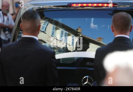 Trauerzug zu Ehren des französischen Bürgermeisters von Signes Jean-Mathieu Michel, der bei dem Versuch, die illegale Entsorgung von Bauabfällen zu verhindern, in Signes, Südfrankreich, getötet wurde Stockfoto