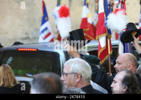 Trauerzug zu Ehren des französischen Bürgermeisters von Signes Jean-Mathieu Michel, der bei dem Versuch, die illegale Entsorgung von Bauabfällen zu verhindern, in Signes, Südfrankreich, getötet wurde Stockfoto