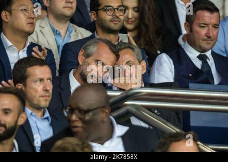 Aurelien Morissard / IP3; französischer Exekutivdirektor von Paris Saint-Germain Jean Claude Blanc (L) und ehemaliger französischer Präsident Nicolas Sarkozy (R) während des Spiels der französischen Fußball-Ligue 1 zwischen Paris Saint Germain (PSG) und dem FC Toulouse im Stadion Parc des Princes in Paris, Frankreich, 25. August 2019. Stockfoto