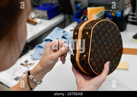 ©PHOTOPQR/OUEST FRANKREICH/Franck Dubray ; Beaulieu sur Laye ; 05/09/2019 ; Visite de l' usine de production des sacs à main de luxe de la marque Louis Vuitton ( groupe LVMH ) à Beaulieu sur Laye - Beaulieu sur Laye , Frankreich, sept 5. 2019 - Louis Vuitton Taschen werden hergestellt Stockfoto