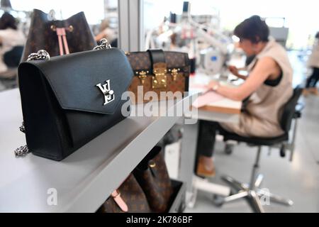 ©PHOTOPQR/OUEST FRANKREICH/Franck Dubray ; Beaulieu sur Laye ; 05/09/2019 ; Visite de l' usine de production des sacs à main de luxe de la marque Louis Vuitton ( groupe LVMH ) à Beaulieu sur Laye - Beaulieu sur Laye , Frankreich, sept 5. 2019 - Louis Vuitton Taschen werden hergestellt Stockfoto