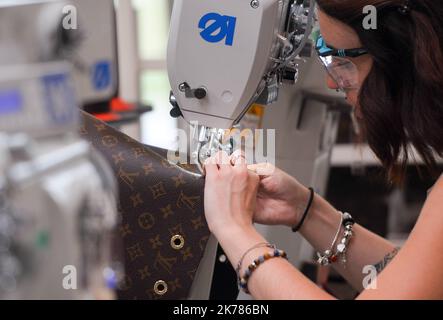 ©PHOTOPQR/OUEST FRANKREICH/Franck Dubray ; Beaulieu sur Laye ; 05/09/2019 ; Visite de l' usine de production des sacs à main de luxe de la marque Louis Vuitton ( groupe LVMH ) à Beaulieu sur Laye - Beaulieu sur Laye , Frankreich, sept 5. 2019 - Louis Vuitton Taschen werden hergestellt Stockfoto