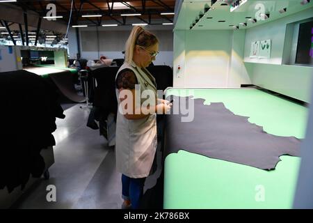 ©PHOTOPQR/OUEST FRANKREICH/Franck Dubray ; Beaulieu sur Laye ; 05/09/2019 ; Visite de l' usine de production des sacs à main de luxe de la marque Louis Vuitton ( groupe LVMH ) à Beaulieu sur Laye - Beaulieu sur Laye , Frankreich, sept 5. 2019 - Louis Vuitton Taschen werden hergestellt Stockfoto